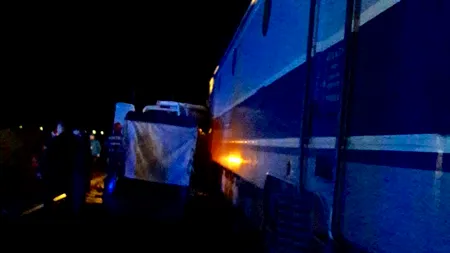 Accident grav în Buzău. Trei persoane au murit și cel puțin 10 au fost rănite după ce un microbuz a fost lovit de tren