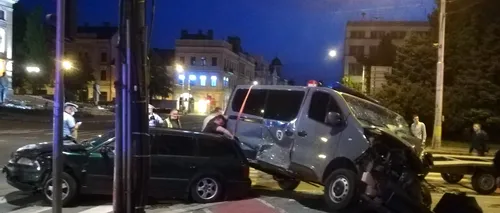 CLUJ. O dubă a Jandarmeriei s-a suit pe o mașină condusă de un tânăr de 22 de ani / Care a fost cauza accidentului
