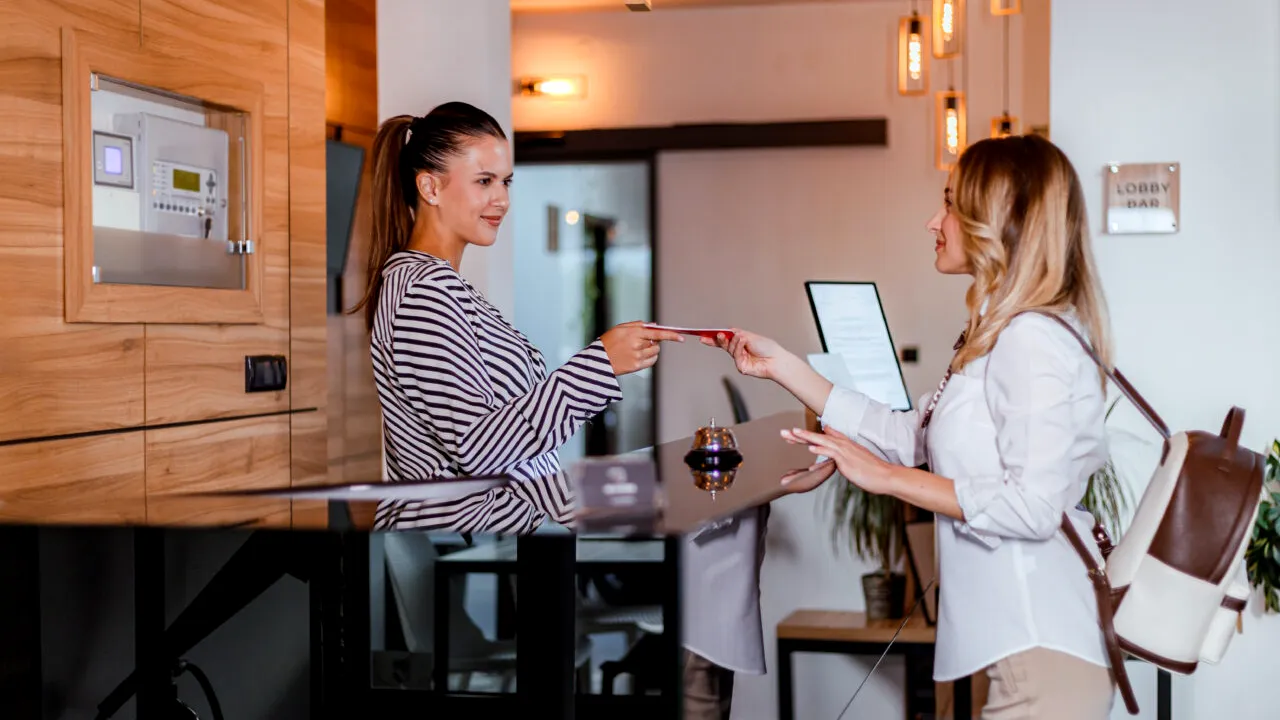 De ce ar trebui să eviți să mai dai buletinul la hoteluri, chiar dacă ți se cere. Ce alt act poți oferi, în schimb