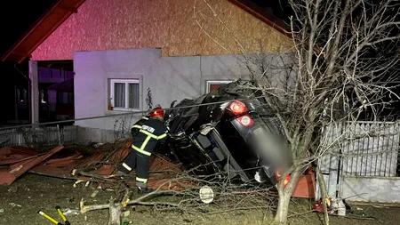 Prahova: S-au trezit cu o mașină răsturnată în gospodărie, în miez de noapte. Cei trei pasageri și șoferul au scăpat ca prin minune