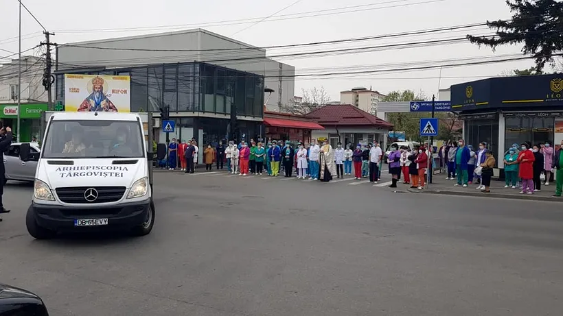 IMAGINI. Cadrele medicale de la Târgoviște au ieșit în halate în fața spitalului pentru a întâmpina moaștele Sfântului Nifon