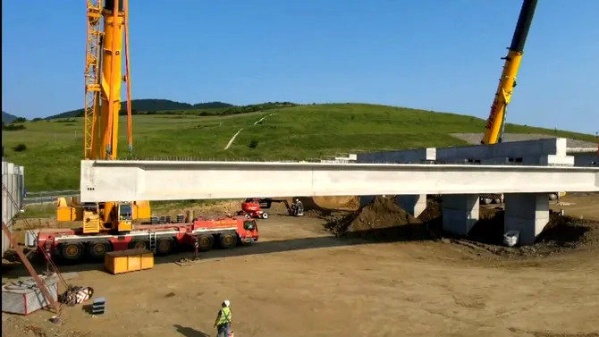 Imagini inedite de la montarea primei grinzi pe lotul 2 al AUTOSTRĂZII Sibiu-Pitești. Sorin Grindeanu: „Sunt necesare 1050 de grinzi din beton”