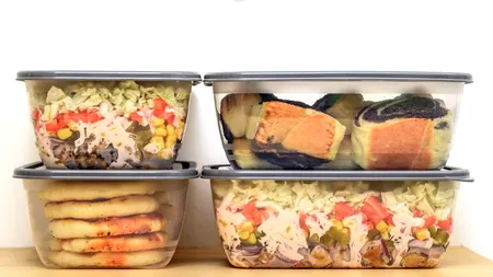 Ce a pățit o angajată româncă la job, după ce și-a adus mâncare la pachet.  „A deschis caserola, a luat pieptul și a pus-o înapoi în frigider”