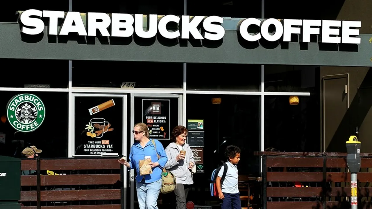 Să fie acesta secretul Starbucks? Ce a pățit fondatorul companiei când a intrat prima dată într-o cafenea