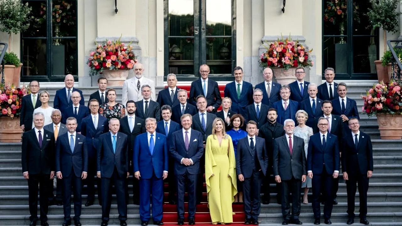 Poza de familie la dineul organizat de Erdogan pentru liderii NATO. Unde a fost poziționat Nicușor Dan în raport cu Trump și gazda summitului