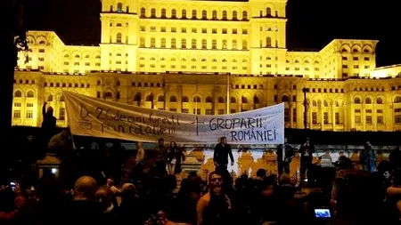 Ponta a plecat, protestele s-au aprins în toată țara. Aproximativ 30.000 de oameni au blocat Capitala. Oamenii cer schimbarea totală a sistemului politic: „Nu mă cumperi cu două demisii