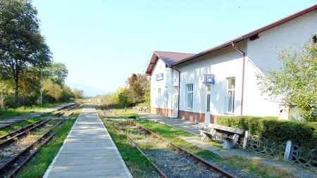 Gara modernizată prin care nu trece niciun tren de 10 ani. Patru oameni vin zilnic la muncă, degeaba. Ce spune primarul
