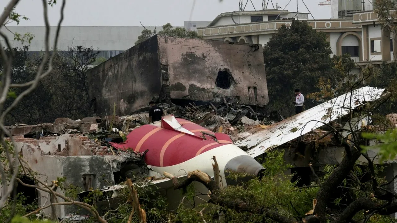 INDIA: A fost găsită una dintre cutiile negre ale avionului prăbușit la Ahmedabad