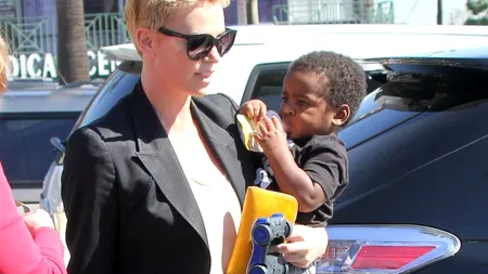 Charlize Theron și-ar mai dori zece copii