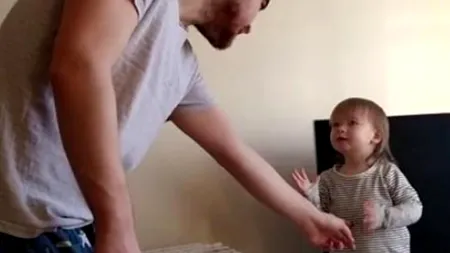 Un tată îi spune fetiței lui de 15 luni să coboare de pe masă. Iată cum îi „răspunde