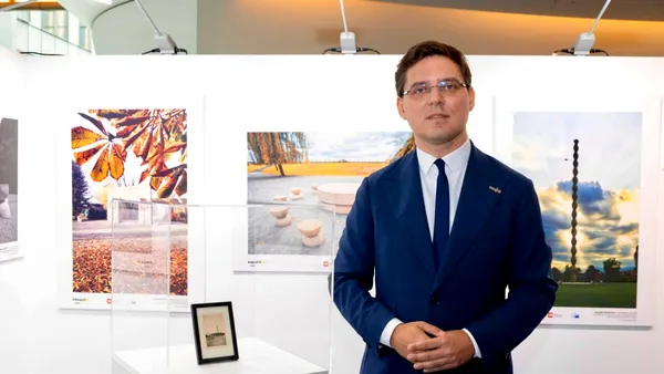 Victor Negrescu a expus operele lui Brâncuși la Parlamentul European. Participanții au „călătorit” virtual până la Târgu-Jiu