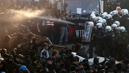 Proteste la Hamburg: Un polițist a tras un foc de avertisment, după ce a fost agresat. 160 de agenți ai forțelor de ordine, răniți