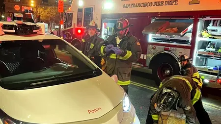 O femeie, accidentată de un șofer care a fugit, a fost prinsă apoi sub un automobil autonom. SURPRINDE ce a făcut mașina-robot după incident