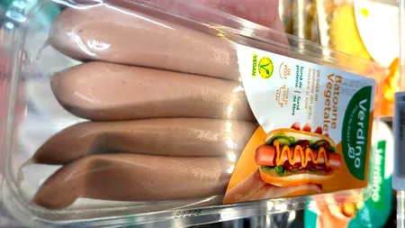 Ai mâncat crenvurști de post din Carrefour? Am aflat din ce sunt făcuți, de fapt