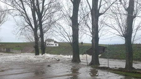 VIDEO | Un baraj din Dolj s-a rupt. Mai multe terenuri agricole au fost inundate