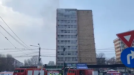 VIDEO | Panică într-un bloc din Craiova. 80 de persoane au fost evacuate în urma unui incendiu