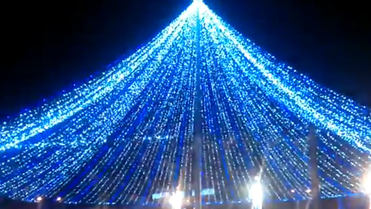 Lumini de sărbători în Piața Unirii din Cluj. Cum arată plasa luminoasă cu 50.000 de beculețe