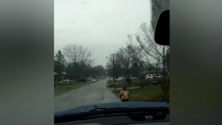 Un tată și-a pus fiul să alerge spre școală, prin ploaie, după ce a aflat că acesta își hărțuia colegii