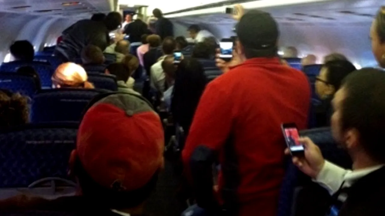 Aterizare de urgență pe Otopeni. Doi pasageri au atacat un însoțitor de bord