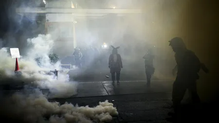 Polițiștii și protestatarii Antifa se bat la Portland. Orașul devine butoiul cu pulbere al SUA