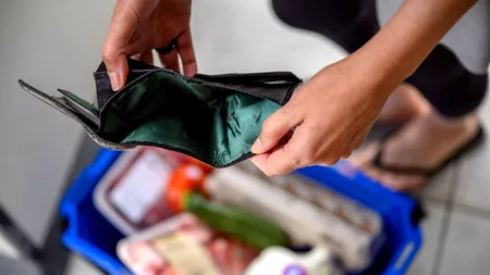 STUDIU: 46% dintre români își permit să cumpere doar strictul necesar din cauza inflației