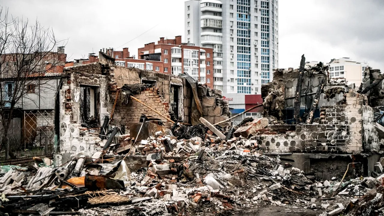 Un avion rusesc s-a prăbușit peste o casă din Cernihiv. Un trecător, ucis de pilotul care s-a catapultat