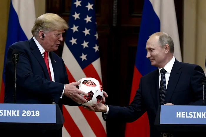 Președintele Rusiei Vladimir Putin primește cadou o minge de fotbal de la președintele american Donald Trump cu ocazia campionatului mondial de fotbal din Rusia și a summitului de la Helskinki din 2018. Sursa Foto: Profimedia 