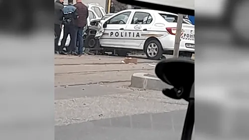 O mașină de poliție, implicată într-un accident în București. Un biciclist a fost rănit