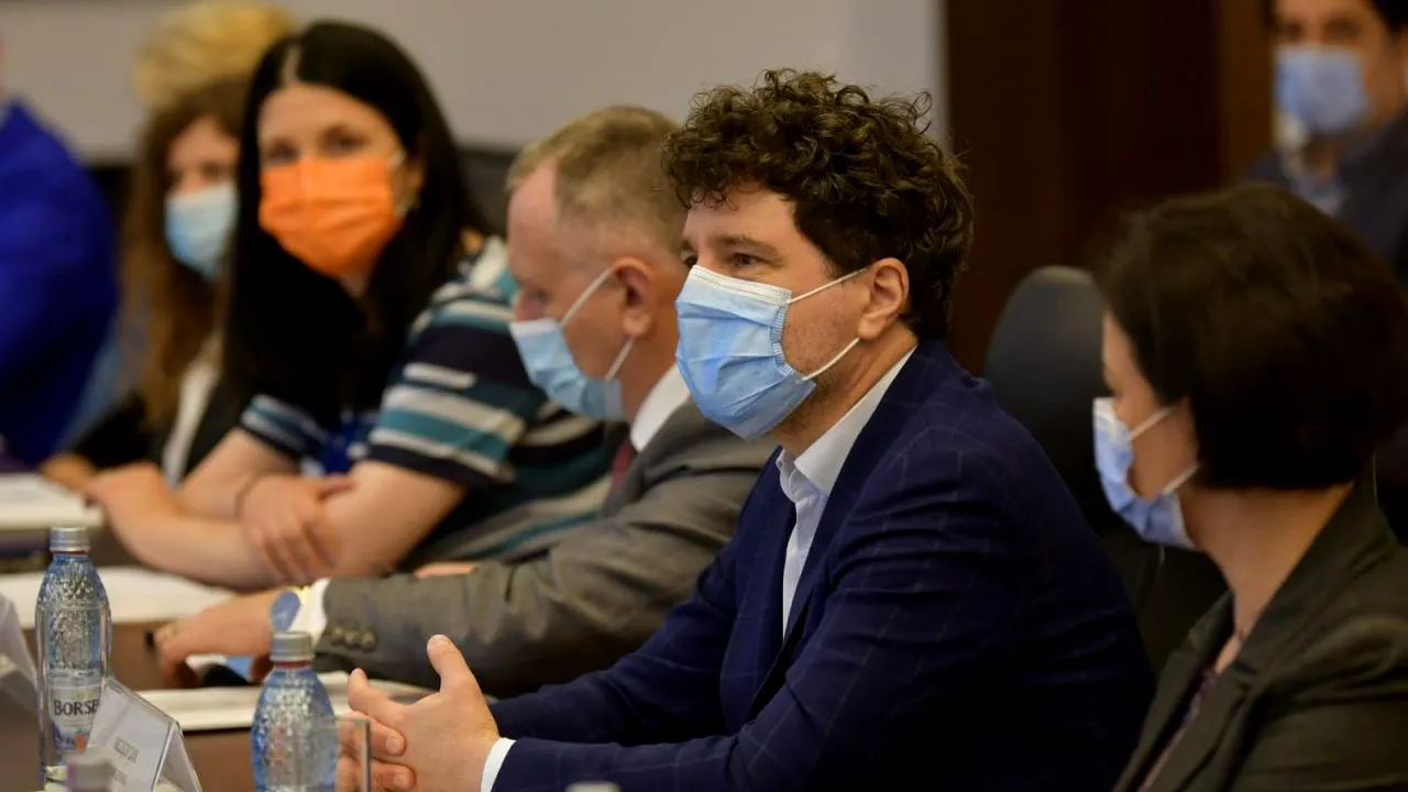 Nicușor Dan anunță „weekend-ul curăţeniei” în București. 300 de angajaţi ai STB curăţă şi igienizează depourile, adăposturile din staţii şi mijloacele de transport