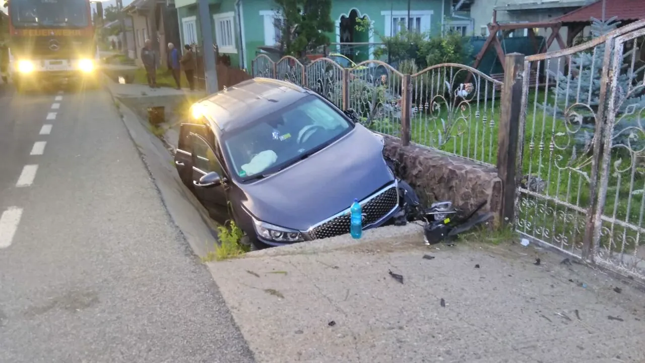 UPDATE: Accident provocat de un șofer care a fugit de la fața locului, în Bistrița. Doi copii și un adult au ajuns de urgență la spital (FOTO)