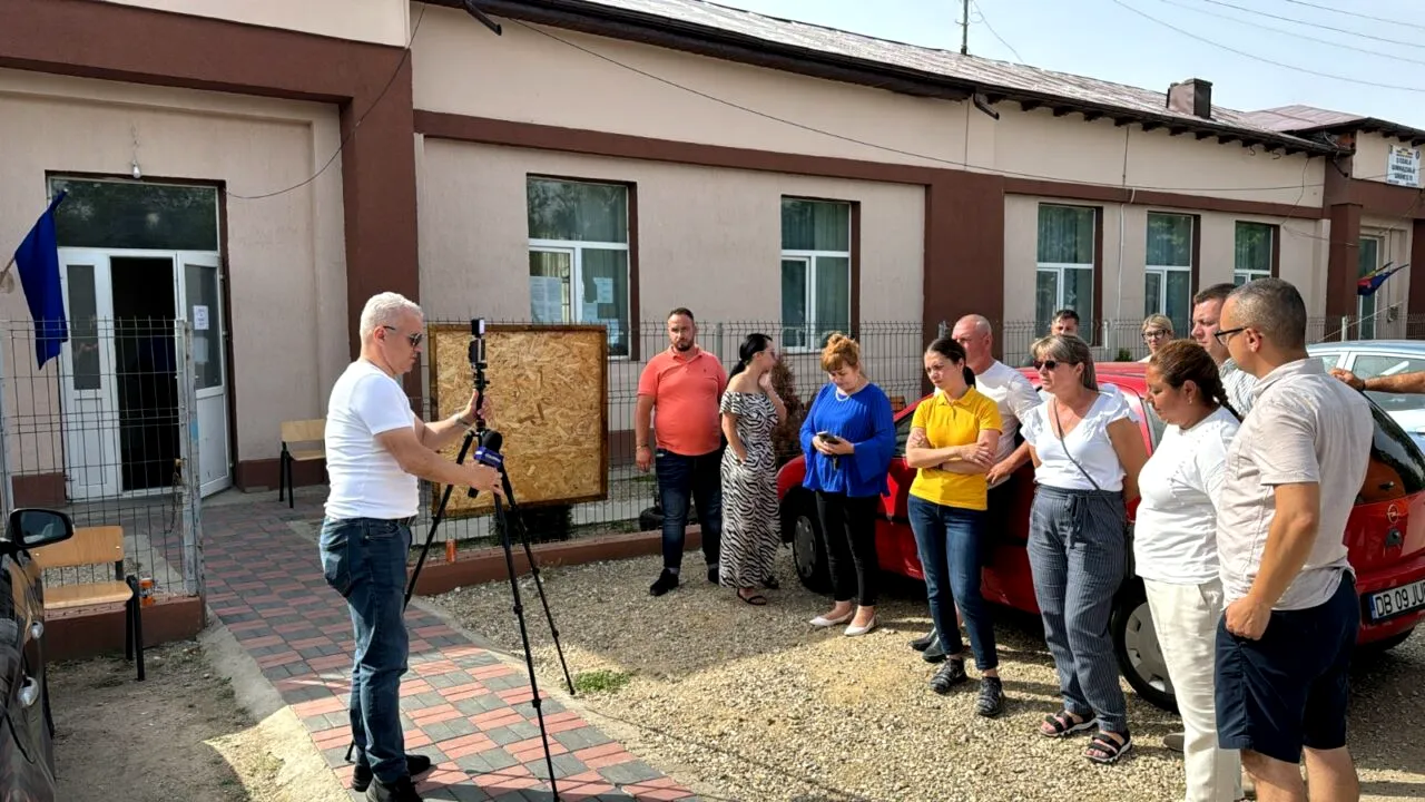 Scandal într-o comună din Dâmbovița. Membrii comisiei electorale ar fi sărit pe fereastră în timpul numărării voturilor. PNL acuză PSD de fraudă