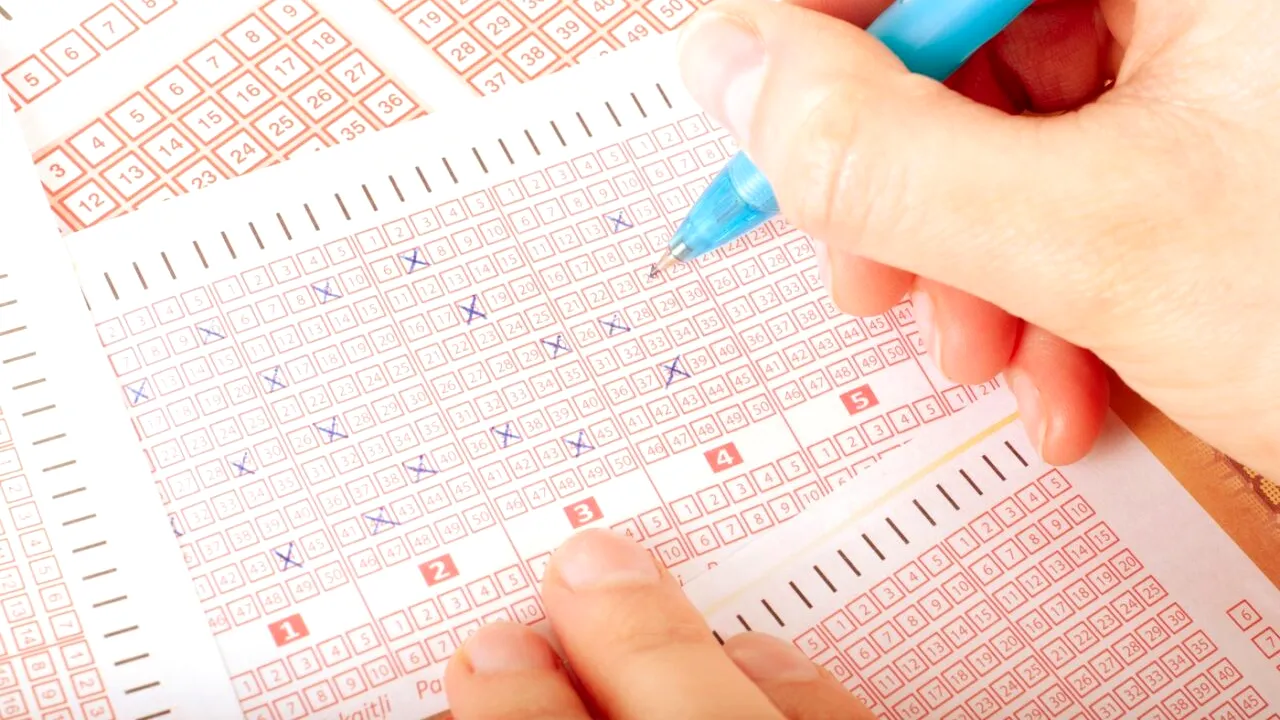 „Comoara uitată în sertar”. Un bilet la LOTO descoperit întâmplător i-a adus 1.000.000 $ unei tinere: „Nu-mi venea să cred!”