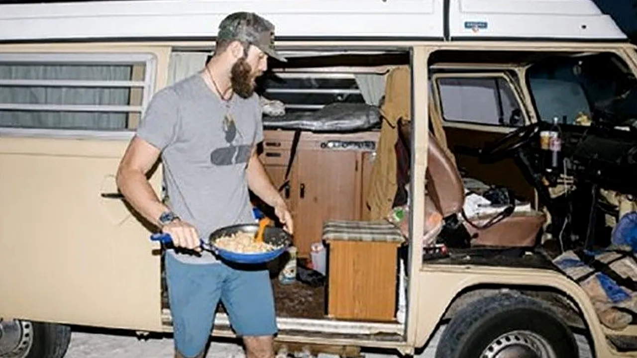 Milionarul care trăiește în dubă și se bărbierește cu toporul. Motivul pentru care un celebru jucător de baseball a ales să trăiască sărac