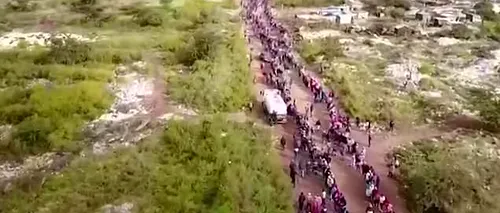 AFRICA DE SUD. Mii de oameni stau la coadă de 4 km lungime pentru a primi colete alimentare