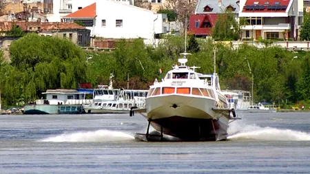 Locuitorii dintr-o suburbie trec Dunărea cu șalupa pentru a ajunge la vot 