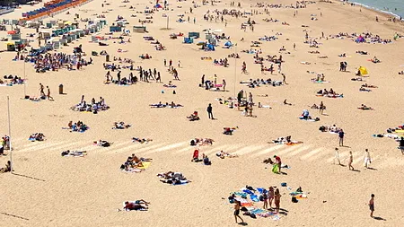 DISTANȚARE FIZICĂ. Autoritățile din Belgia supraveghează telefoanele mobile  pentru a limita aglomerarea plajelor