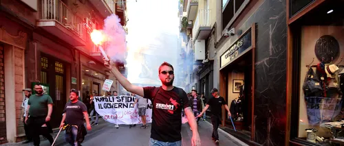 Proteste violente în Napoli în cursul unei vizite a lui Matteo Renzi. Cel puțin 11 polițiști, răniți