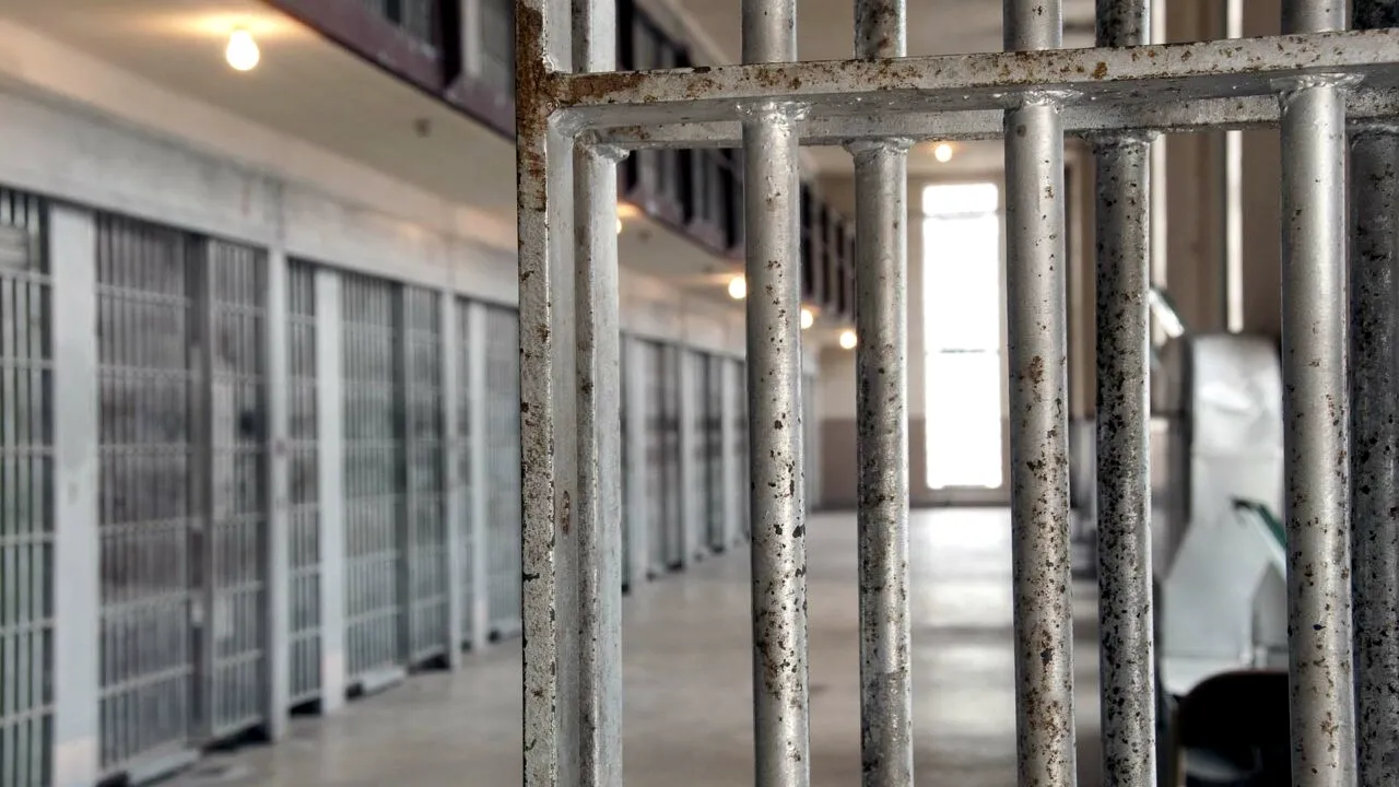 Țara care a trimis 11.000 de soldați ca să preia controlul asupra unei închisori / Penitenciarul era HOTEL de cinci stele, cu piscină și bar de noapte