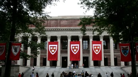 Cum au fost sancționați peste 100 de studenți la Harvard care au fost prinși copiind
