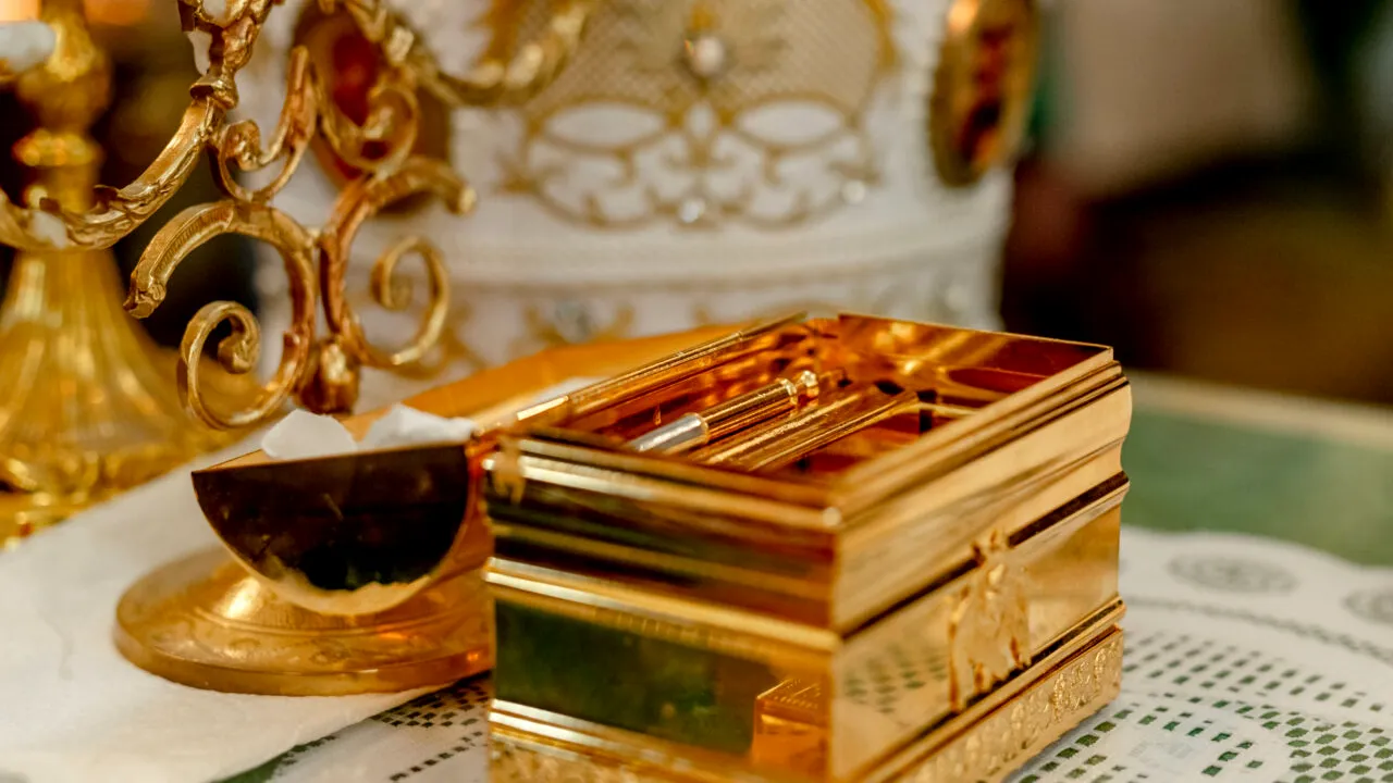 Doi bărbați au spart cele două biserici dintr-o comună din Tulcea, în aceeași noapte. Ce sumă au sustras din cutia milei