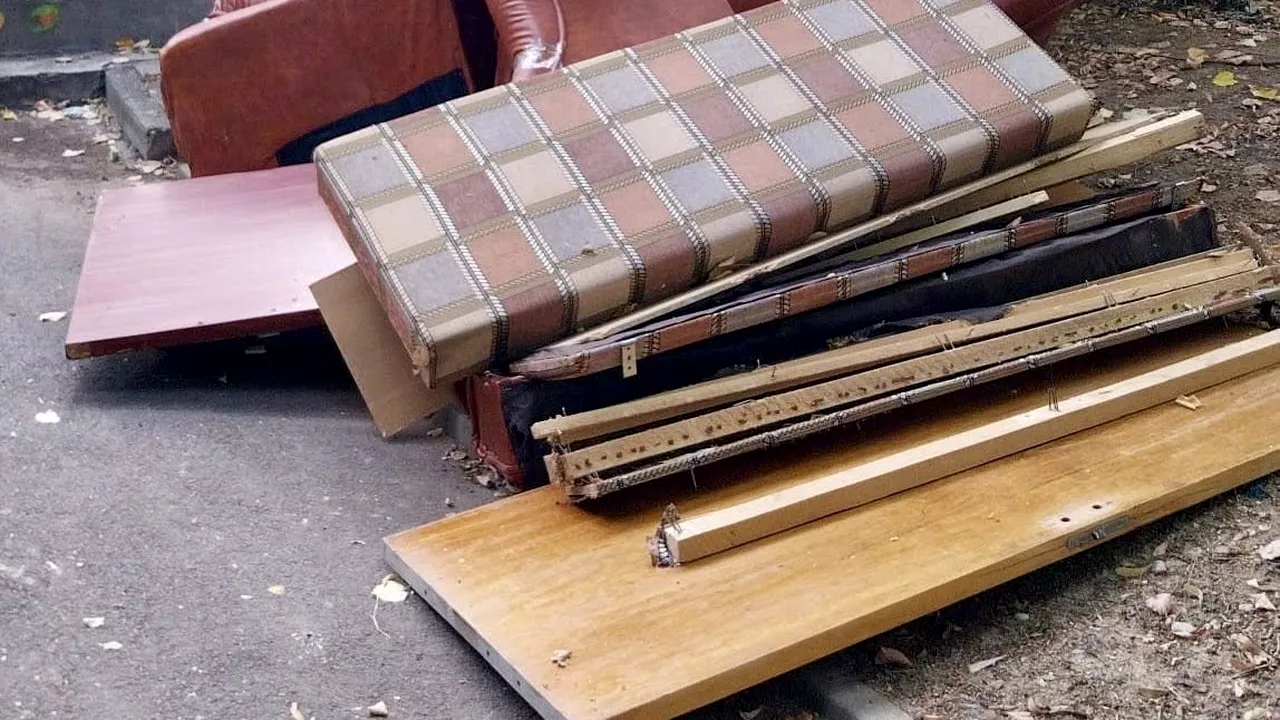 O femeie și-a aruncat mobilierul în spatele blocului, în secret. Poliția Locală a identificat-o: „În spatele fiecărei canapele se află un nume”