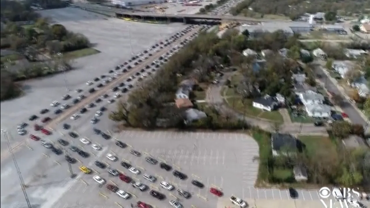 Americanii fără venituri au luat cu asalt băncile de alimente și cantinele sociale. Stau la cozi infernale, ca să primească mâncare (VIDEO)