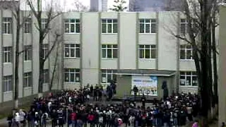 Trei elevi din București, amendați pentru că fumau în curtea liceului. Reacția directorului