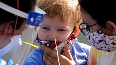 Descoperirea cercetătorilor: Coronavirusul rămâne în gâtul și nasul copiilor timp de săptămâni întregi, chiar dacă sunt asimptomatici