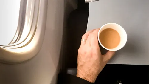 De ce nu trebuie să bei cafea sau ceai în avion. Din ce sunt făcute și ce conțin, de fapt