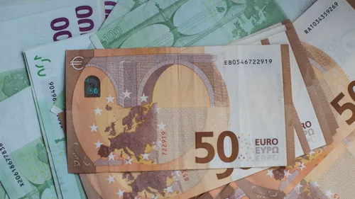 CURS VALUTAR, 25 martie 2020. Euro a scăzut sub 4,84 lei