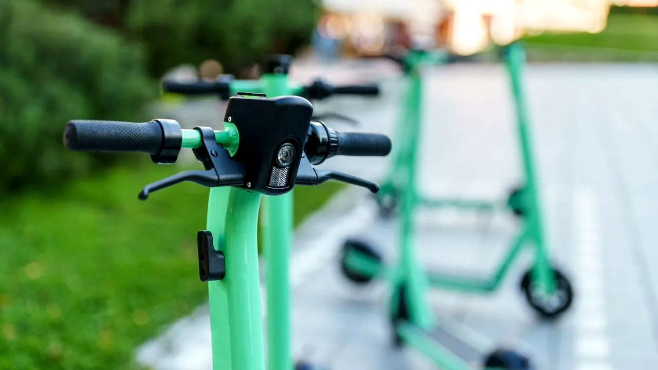 Femeie reținută de polițiști după ce a FURAT o trotinetă electrică din București