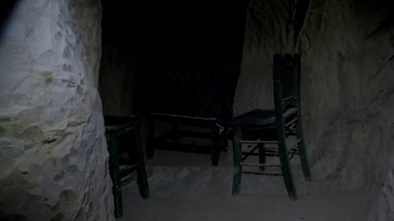 Un bărbat dintr-o comună prahoveană și-a construit o casă în stâncă. La câte „camere