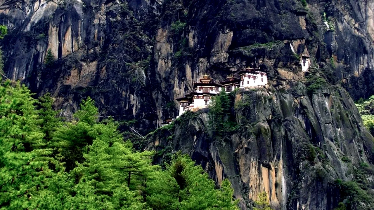 GALERIE FOTO: Cele mai frumoase mănăstiri construite la mare înălțime