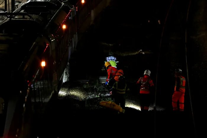 Ofițerii de poliție și echipajele de intervenție intervin după atacul din trenul LNER Azuma din gara Huntingdon, estul Angliei - 1 noiembrie 2025. Doi atacatori suspectați că au înjunghiat mai mulți pasageri pe durata deplasării au fost arestați de poliție. Mai mulți pasageri răniți au fost transportați la spital 